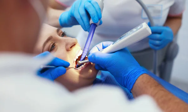 Médico e paciente na clínica odontológica — Fotografia de Stock