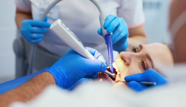 Arts en patiënt in de tandheelkundige kliniek — Stockfoto