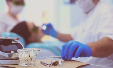 Kıdemli erkek dişçi işe başlamadan önce projektörleri ayarlar