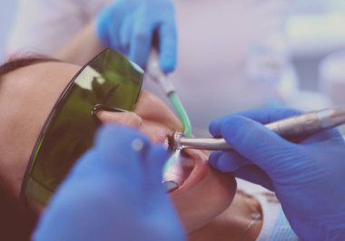 Diş hekimi ve diş hekimlerindeki hasta.