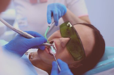 Diş hekimi ve diş hekimlerindeki hasta.