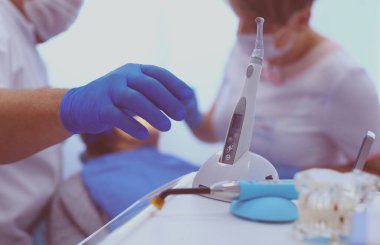 Diş kliniğinde diş aletleri tutmanın ayrıntıları. Dişçi Konsepti