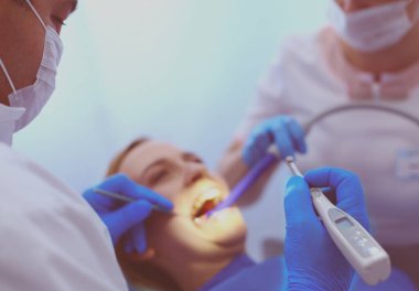 Doktor ve hasta diş kliniğinde.