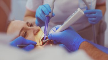 Doktor ve hasta diş kliniğinde.