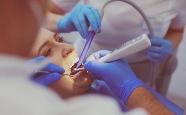 Doktor ve hasta diş kliniğinde.