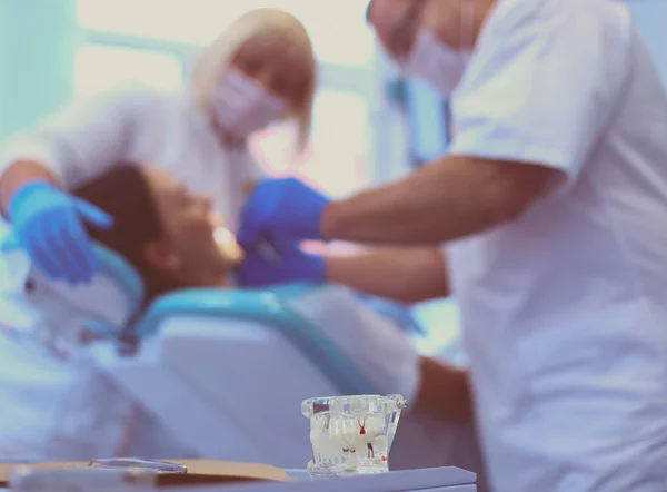 Dentista hombre con paciente mujer en clínica — Foto de Stock