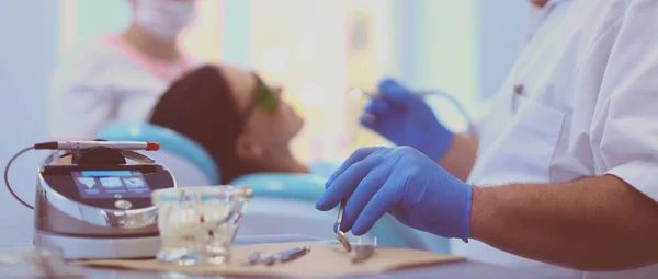 Férfi fogorvos dolgozik a betegek fogai — Stock Fotó