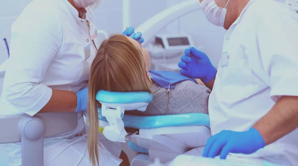 Dentista e seu assistente realizando um exame minucioso — Fotografia de Stock