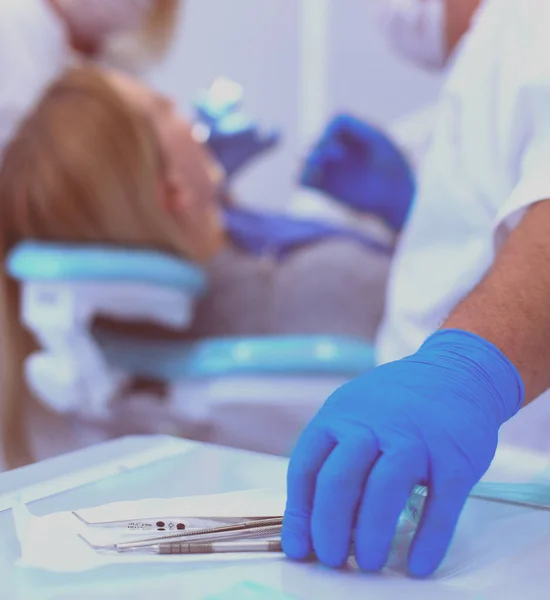 歯科医院における手の歯科用工具の詳細。歯医者の概念 — ストック写真