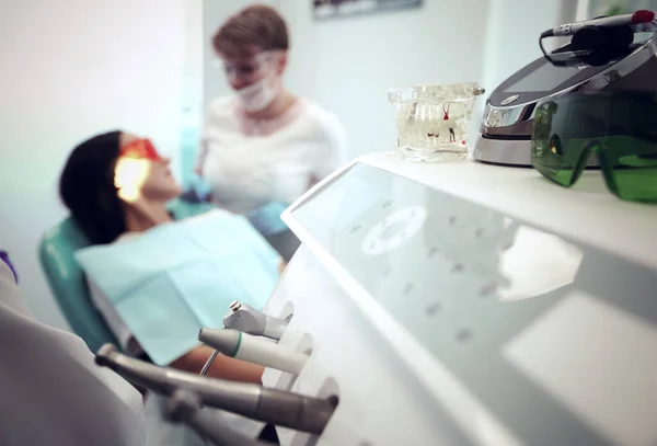 Vista de cerca en el conjunto de herramientas de dentista en el consultorio dental moderno — Foto de Stock