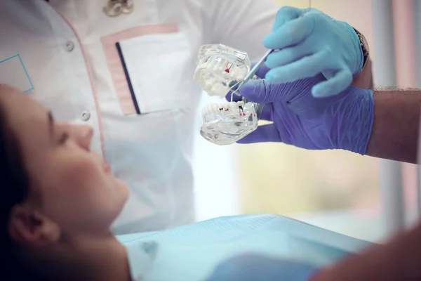 Portret dentysty leczącego zęby młodej pacjentki — Zdjęcie stockowe