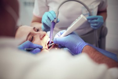 Doktor ve hasta diş kliniğinde.