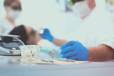 Kıdemli erkek dişçi işe başlamadan önce projektörleri ayarlar