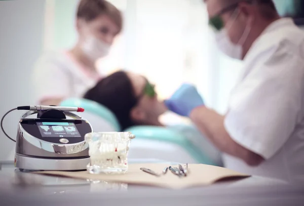 Zahnmedizinische Geräte Werkzeuge Zahnarzt Medizin auf dem Schreibtisch — Stockfoto