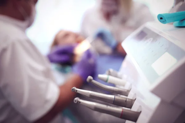 Różne przyrządy i narzędzia dentystyczne w gabinecie dentystycznym — Zdjęcie stockowe