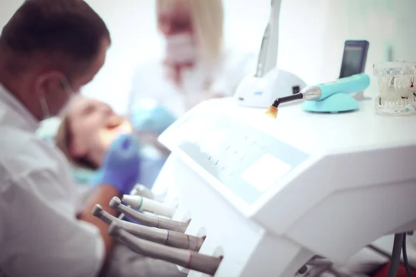 Olika dentala instrument och verktyg på en tandläkares kontor — Stockfoto