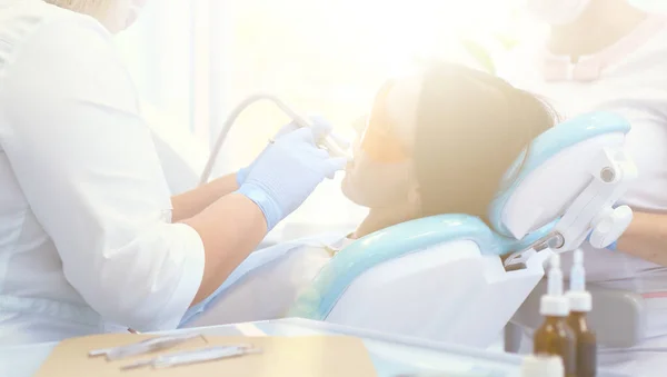 Jonge vrouw tandarts aan het werk in het kantoor — Stockfoto