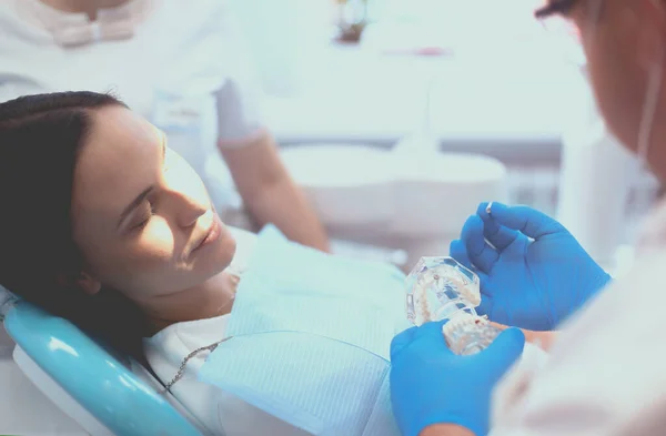 Genç bir kadının dişlerini tedavi eden bir dişçinin portresi. — Stok fotoğraf