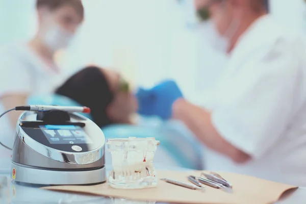 Narzędzia do sprzętu stomatologicznego medycyna dentystyczna na biurku — Zdjęcie stockowe