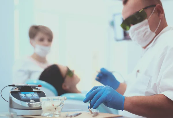 Zahnarzt arbeitet an den Zähnen seiner Patienten — Stockfoto