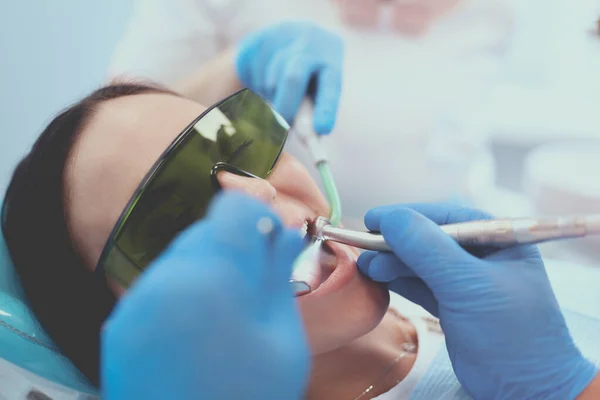 Equipe dentária e paciente em cirurgia odontológica — Fotografia de Stock