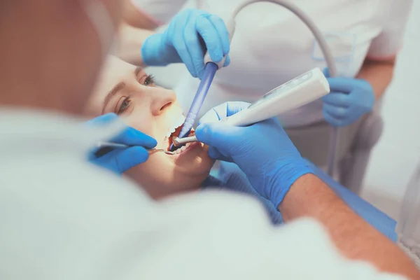 Arts en patiënt in de tandheelkundige kliniek — Stockfoto