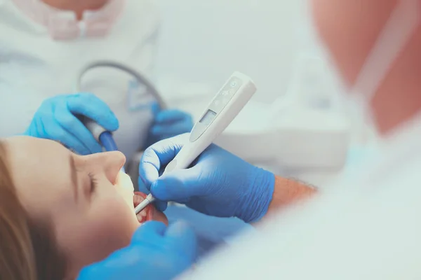 Arts en patiënt in de tandheelkundige kliniek — Stockfoto