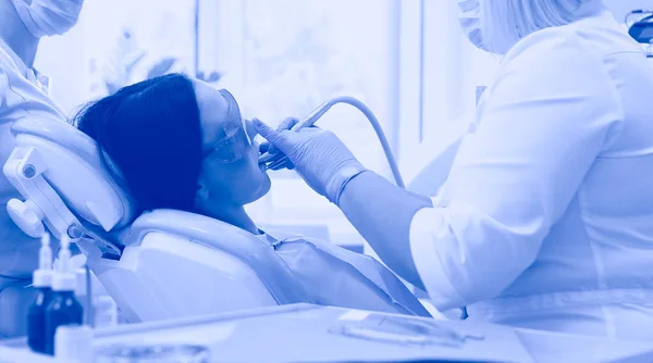 Здоровые зубы пациента в кабинете стоматолога профилактика кариеса — стоковое фото