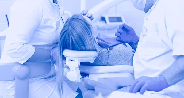 Zubař a jeho asistent provádějí důkladnou prohlídku — Stock fotografie