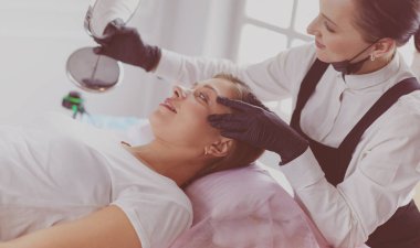 Mikroplu kaşlar güzellik salonunda akıyor..