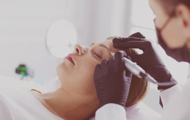 Mikroplu kaşlar güzellik salonunda akıyor..