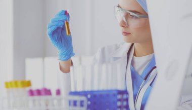 Laboratuvar asistanı bir kan örneğini analiz ediyor.