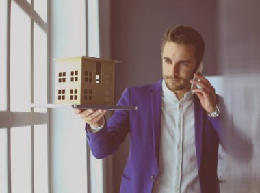 Ev minyatür Office el ayakta tutan işadamı.