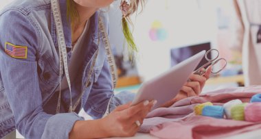 Moda Tasarımcısı kadın stüdyoda tasarımları ile iPad üzerinde