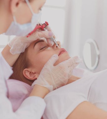 Kırmızı dudaklı genç bir kız kalıcı makyaj, mikro pigmentasyon