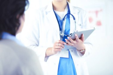Kadın doktor bir hastaya danışmanlık yapıyor ve tıbbi bilgi ve teşhisi açıklıyor.