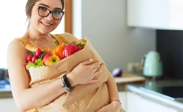 Jonge vrouw met boodschappentas met groenten — Stockfoto