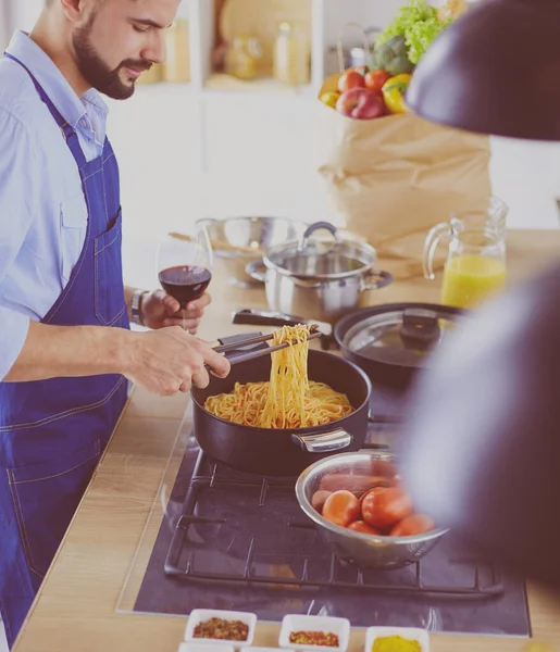 Homem preparando comida deliciosa e saudável na cozinha da casa — Fotografia de Stock