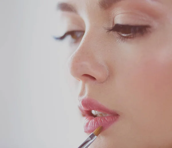 Hermosa chica con cepillo de polvo cosmético para el maquillaje. Maquillaje. Maquillaje aplicando para una piel perfecta —  Fotos de Stock