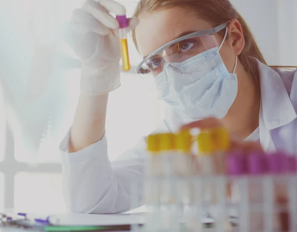 Portret pięknej asystentki laboratoryjnej analizującej próbkę krwi w szpitalu — Zdjęcie stockowe