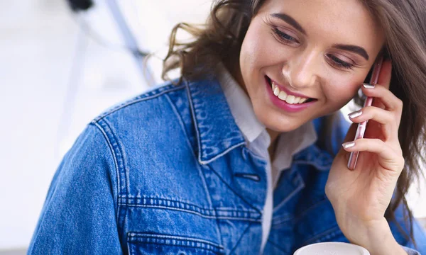 Jonge zakenvrouw aan de telefoon in de coffeeshop — Stockfoto