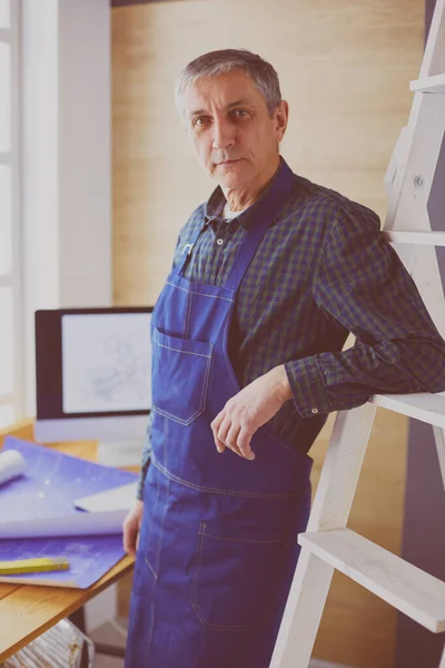 Ofisteki çizim masasında çalışan mimar — Stok fotoğraf