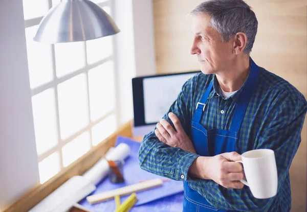 Architekt arbeitet im Büro am Reißbrett — Stockfoto