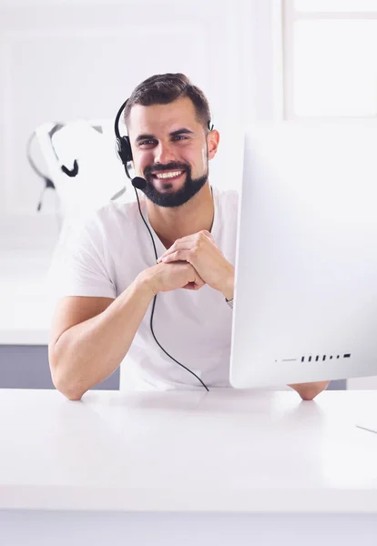 Affärsman på kontoret på telefon med headset, Skype — Stockfoto
