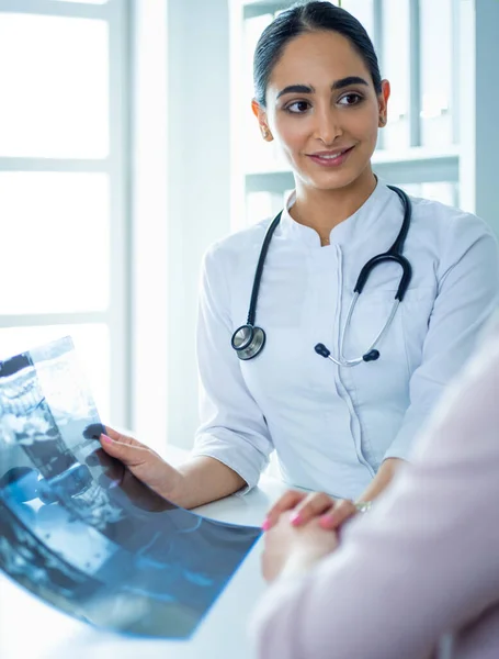 Kadın doktor bir hastaya danışmanlık yapıyor ve tıbbi bilgi ve teşhisi açıklıyor. — Stok fotoğraf