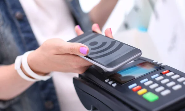 Klant is betalen met de smartphone in de winkel via Nfc technologie. NFC technologie. Klant betaalt — Stockfoto
