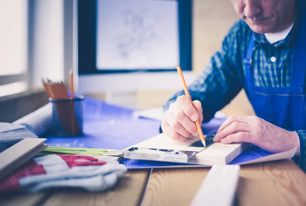 Architekt arbeitet im Büro am Reißbrett — Stockfoto