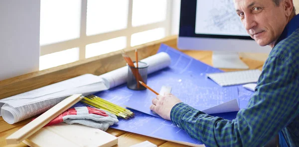 オフィスの図面テーブルに取り組む建築家 — ストック写真