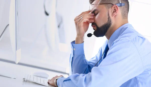 Hombre de negocios guapo descontento con el trabajo excesivo en la oficina —  Fotos de Stock