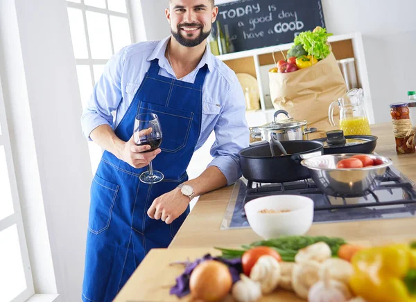 Портрет красивого мужчины, снимающего кулинарное шоу или блог — стоковое фото